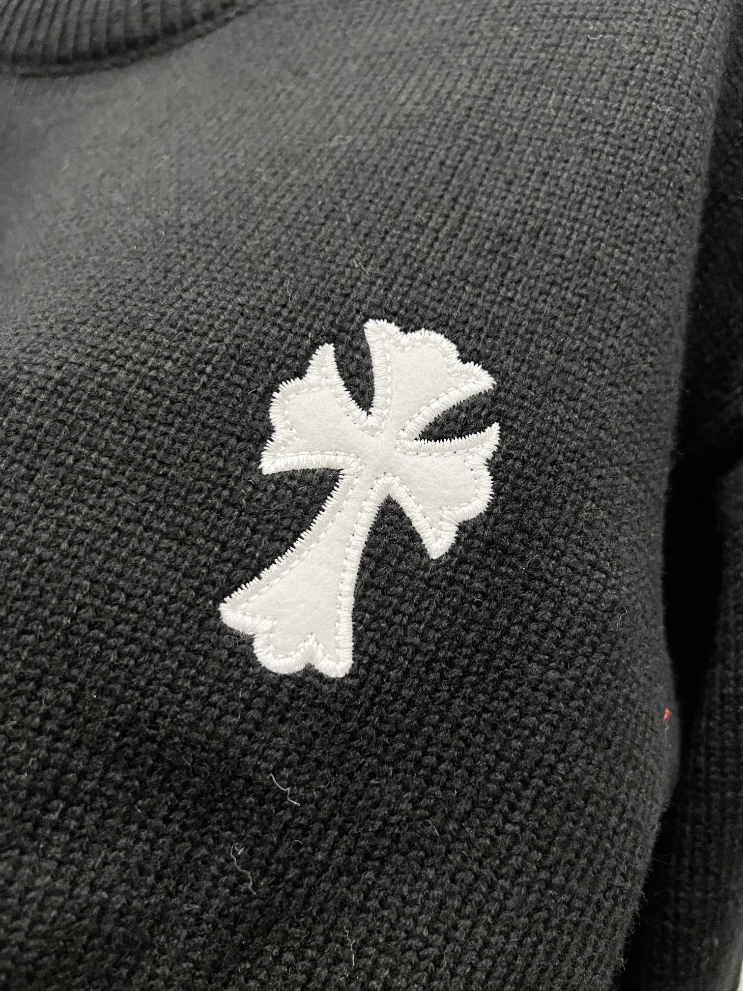 P240 High quality, model number: (Q062) Chrome Hearts CH Chrome Hearts patchwork cross hole knitted sweater pullover. The popular style is the same for men and women. It is matched with black and white. It looks good in real life. It looks good in daily wear. It is even more photogenic. It’s hard not to buy it. Buy it for me!!! Believe me, no one can refuse such a captain style Chrome Hearts jacket. It has expanded the version based on the old version and has a loose and stylish upper body. Casual design with an expanded hem. Fat people are extremely slim. Thin people have a limited height. Ten thousand yuan ZP printing. 1:1 perfect restoration. Looks good when worn alone. Can be easily controlled by both men and women. If you care more about quality, you must also respect the price. It is completely different from the thin transparent bottoms on the market that pill when worn. If the style makes you shine at a glance, then quality is what you should pay more attention to. We focus on quality rather than price. Customers who have received my products all know it. ️️️ Sweaters on the market are generally made of bract core yarn. We use modal. The advantages over core-spun yarn are very intuitive: high cost, high price, high density, relatively expensive for developers, and let us make a lot less money. In addition, it is delicate, has no scum on the upper body, resists pilling, and is high-end. We are conscientious sellers and do not use core-spun yarn. Apart from being cheap, core-spun yarn is really useless. It shrinks, pills, hooks, and makes people pierced. He is proficient in everything. It is 2024. Who doesn’t want to look decent when they go out? Quality determines the upper body effect. No matter how bad the quality, the best style is still the temperament of the urban-rural fringe. We only do long-term business. Quality determines character. Take it back and wear it with confidence and wash it. The quality of the pattern will definitely make your eyes shine. We only make the right version of high quality. We make high-end hard goods. Reject junk goods and reject fast food. Conscientious quality and conscientious price. You deserve it!  Color: Black White Gray Red Size: S M L